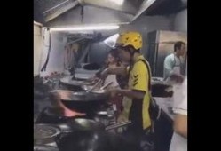 快递员爆料炒菜视频真实,揭秘快递小哥的厨艺逆袭之路