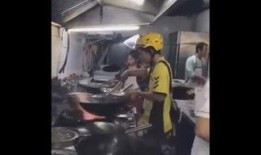 快递员爆料炒菜视频真实,揭秘快递小哥的厨艺逆袭之路