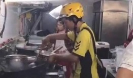 快递员爆料炒菜视频真实,揭秘快递小哥的厨艺逆袭之路